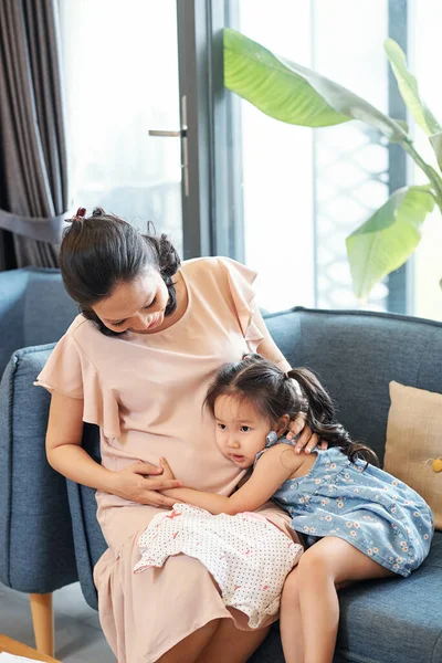 Nettes Kleines Vietnamesisches Mädchen Umarmt Schwangere Mutter Schwangerschaft Und Neues — Stockfoto