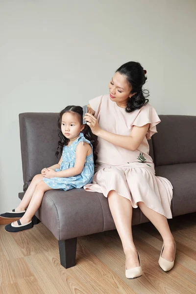 Vrij Zwanger Aziatische Vrouw Zitten Bank Met Haar Dochter Kammen — Stockfoto