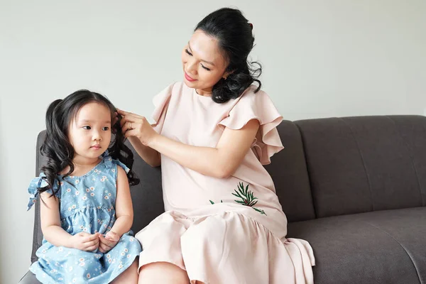 Zwangere Vietnamese Jonge Vrouw Vlechten Haar Van Haar Ernstige Dochtertje — Stockfoto