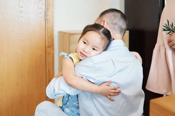 Feliz Adorable Niña Vietnamita Abrazando Padre Que Acaba Llegar Del —  Fotos de Stock