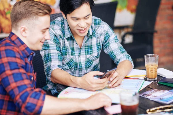 Multi Ethnic Young People Having Coffee Coffee Shop Discussing Photos — Stock Photo, Image