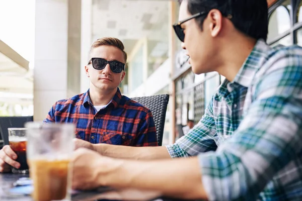 Güneş Gözlüklü Ciddi Bir Genç Arkadaşla Sohbet Ederken Ferahlatıcı Bir — Stok fotoğraf