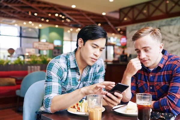 Friends Having Lunch Cafe Going Dating App Smartphone Swiping Left — Stock Photo, Image