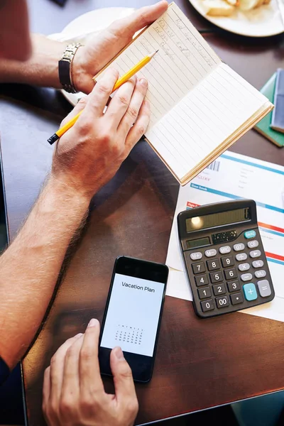 Handen Van Vrienden Die Vakantieplan Maken Kosten Berekenen — Stockfoto