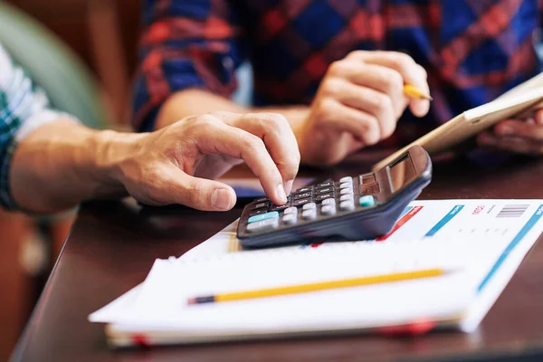 Close Beeld Van Beste Vrienden Berekenen Van Kosten Bij Planning — Stockfoto