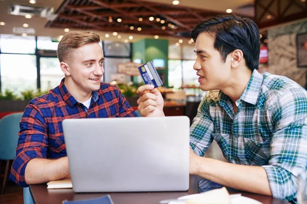 Jeunes Hommes Heureux Excités Discutant Carte Crédit Ils Ont Reçue — Photo