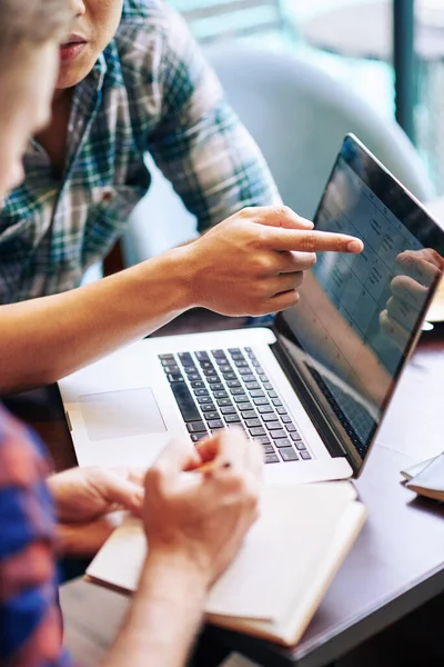 Fotograaf Art Director Bespreken Vergaderrooster Voor Volgende Maand — Stockfoto