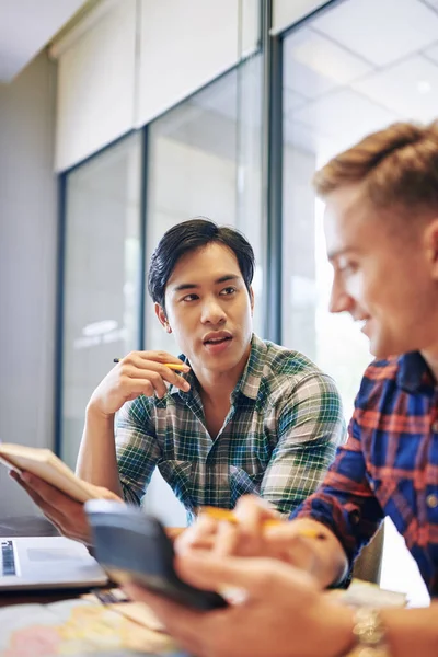 Hombre Vietnamita Joven Guapo Discutiendo Detalles Del Proyecto Con Colega — Foto de Stock