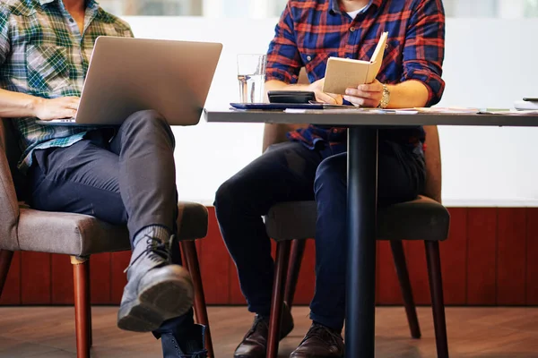 Ausgeschnittenes Bild Von Jungen Leuten Die Cafétisch Einem Projekt Arbeiten — Stockfoto