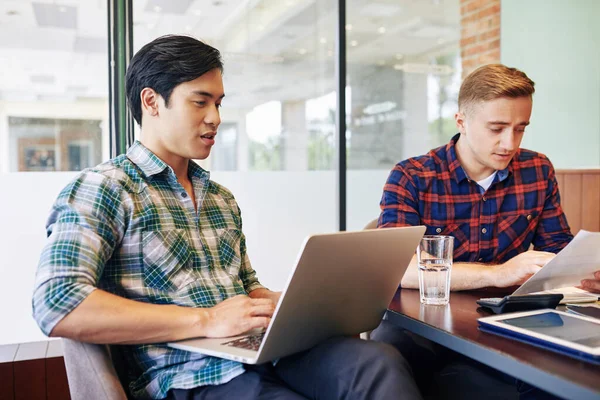 Joven Vietnamita Comprobando Correo Electrónico Ordenador Portátil Cuando Compañero Trabajo — Foto de Stock