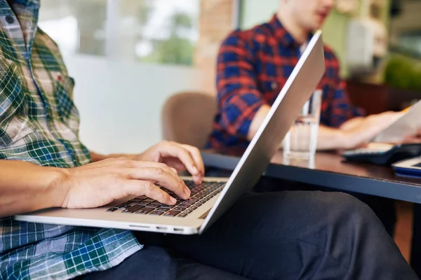 Imagem Close Estudantes Universitários Trabalhando Laptop Quando Sentados Café Local — Fotografia de Stock
