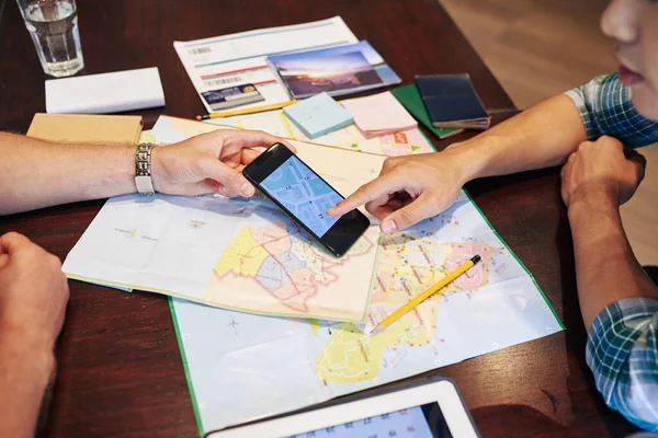 Jovens Planejando Viagem Eles Verificando Mapas Papel Aplicação Line Smartphone — Fotografia de Stock