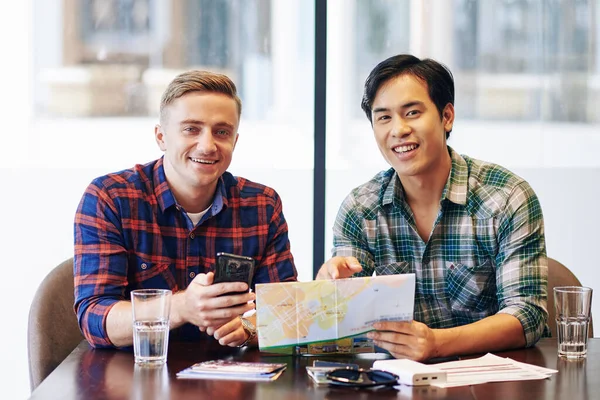 Retrato Amigos Multi Étnicos Alegres Sentados Mesa Café Discutindo Mapa — Fotografia de Stock