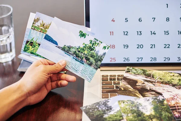 Close Image Photographer Showing Printed Photos Vacation Had Last Month — Stock Photo, Image