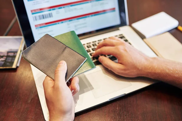 Immagine Ravvicinata Dell Uomo Che Immette Informazioni Sul Passaporto Quando — Foto Stock