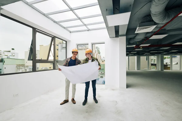 Engineers Discussing Blueprint Building Meeting Loft Construction — Stock Photo, Image