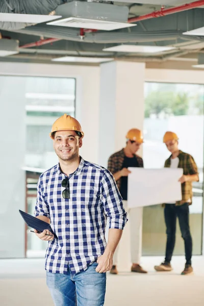 Beau Jeune Entrepreneur Positif Avec Tablette Numérique Debout Intérieur Bâtiment — Photo