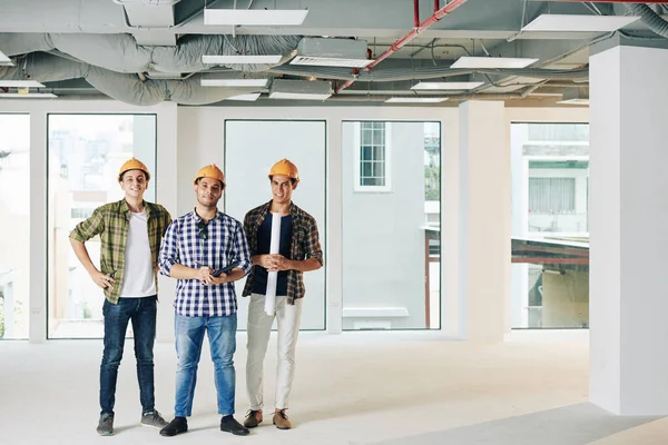 Équipe Ingénieurs Construction Souriants Avec Plan Tablette Numérique Debout Dans — Photo