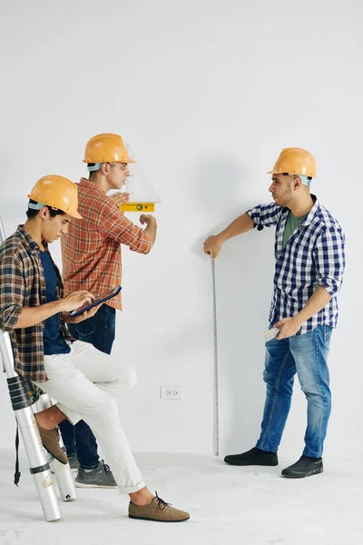 Trabalhadores Construção Parede Medição Com Várias Ferramentas Quando Seu Colega — Fotografia de Stock