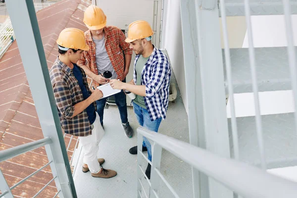 Young Builders Drinking Morning Coffee Checking Plan Works Tablet Computer — Stock Photo, Image