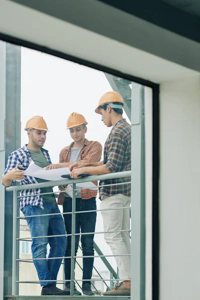 Young Builders Checking Building Blueprint Starting Starting Construction Works House — Stock Photo, Image