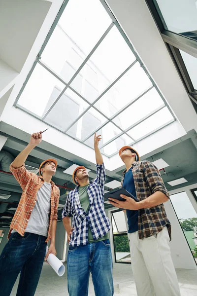 Construction Engineers Gathered Discuss How Replace Old Massive Roof Window — Stock Photo, Image