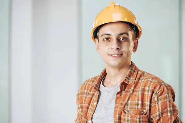 Νεαρός Μηχανικός Κατασκευών Στη Μέση Ανατολή Χαμογελώντας Και Κοιτάζοντας Την — Φωτογραφία Αρχείου