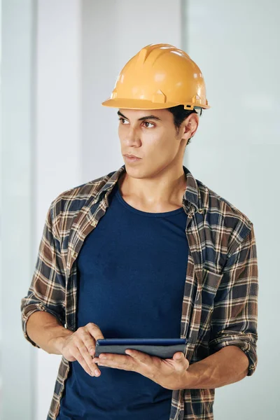 Retrato Joven Ingeniero Civil Serio Con Tableta Digital Las Manos —  Fotos de Stock