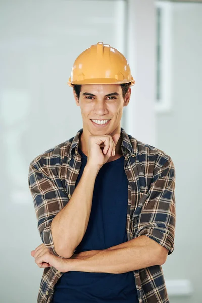 Guapo Joven Contratista Hardhat Con Sonrisa Dentada Mirando Cámara —  Fotos de Stock