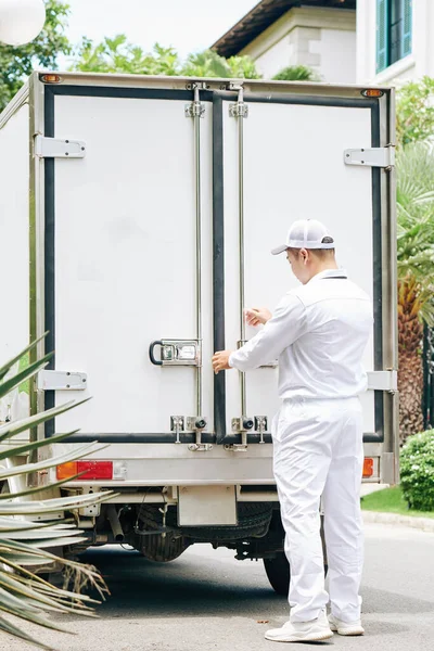 Entrega Homem Branco Uniforme Fechando Portas Van Tronco Depois Carregá — Fotografia de Stock