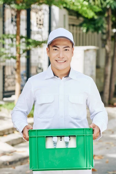 Porträt Eines Gut Aussehenden Vietnamesischen Milchmanns Der Eine Grüne Plastikmilchkiste — Stockfoto