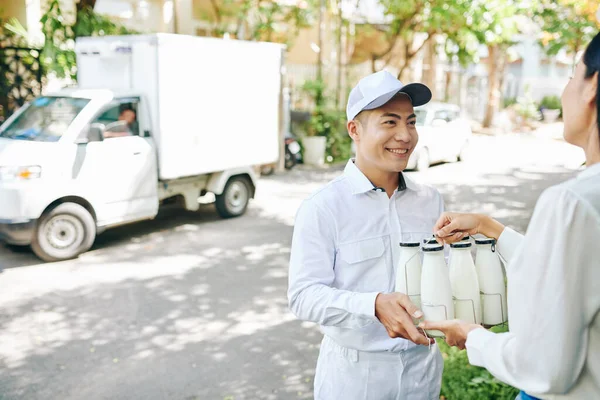 Sorrindo Leiteiro Entregando Garrafas Leite Para Cliente Muito Feminino — Fotografia de Stock