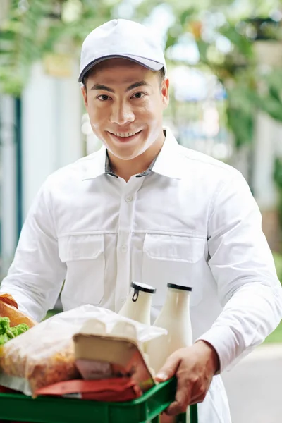 Lachende Vietnamese Koerier Levert Plastic Krat Met Verse Producten Zoals — Stockfoto