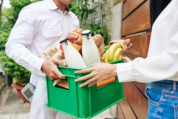 Imagen Primer Plano Del Repartidor Hombre Dando Caja Con Leche — Foto de Stock