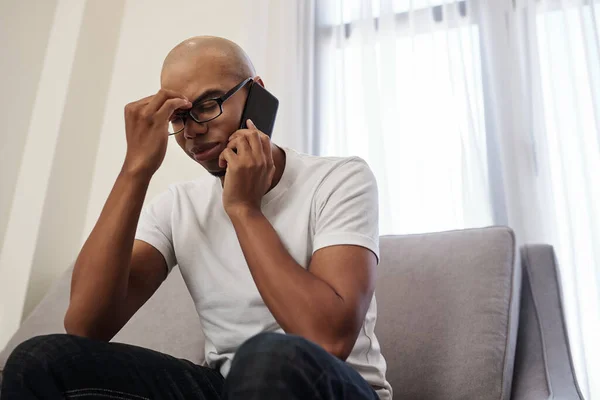 Stresli Yorgun Siyah Bir Adam Evdeki Kanepede Oturup Telefonla Konuşuyor — Stok fotoğraf