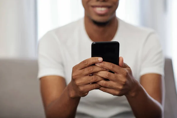 Imagem Close Jovem Afro Americano Positivo Lendo Mensagens Texto Seu — Fotografia de Stock