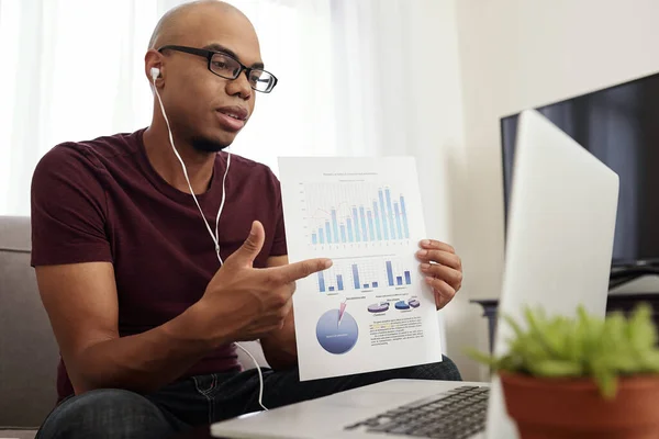 Joven Analista Financiero Afroamericano Mostrando Informe Colegas Durante Conferencia Línea — Foto de Stock