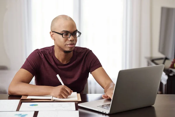 Joven Emprendedor Negro Revisando Correos Electrónicos Documentos Financieros Portátil Tomando —  Fotos de Stock