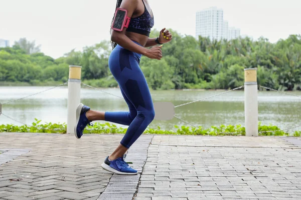 Обрізане Зображення Молодої Язки Чорна Жінка Біжить Вздовж Берега Річки — стокове фото