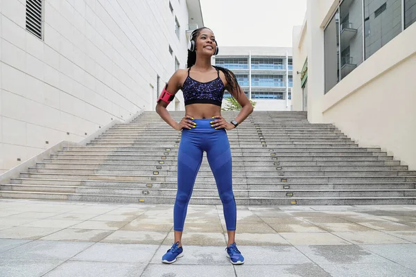 Zelfverzekerde Fit Jonge Sportvrouw Staat Met Handen Haar Heupen Kijkt — Stockfoto