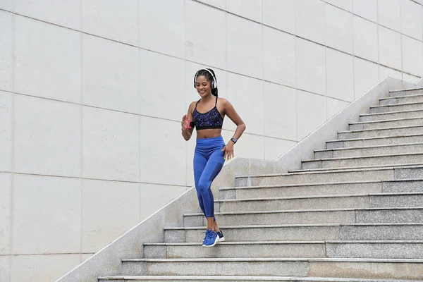 Güzel Gülümseyen Genç Sporcu Kadın Maratona Hazırlanırken Merdivenlerden Aşağı Koşuyor — Stok fotoğraf