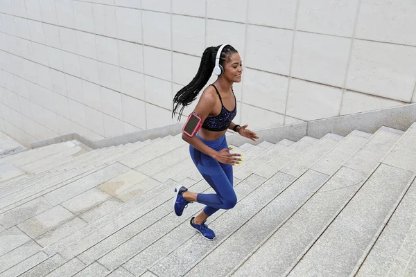 Jovem Esportista Forma Desfrutando Boa Música Seus Heaphones Correr Cidade — Fotografia de Stock