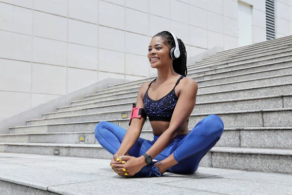 Deportista Sonriente Haciendo Ejercicio Mariposa Para Estirar Las Piernas Después — Foto de Stock