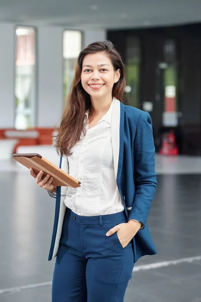 Portrait Belle Jeune Femme Affaires Debout Dans Hall Bureau Avec — Photo