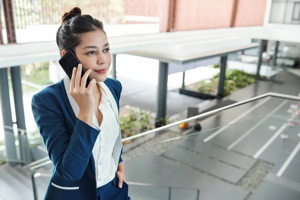 Lachende Mooie Jonge Zakenvrouw Praten Telefoon Bij Het Lopen Van — Stockfoto