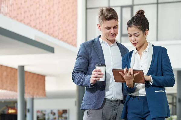 Junge Geschäftsfrau Zeigt Ihrem Kollegen Mit Tasse Kaffee Zum Mitnehmen — Stockfoto