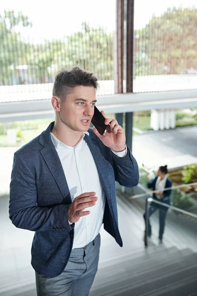 Grave Jovem Empreendedor Gestos Falar Telefone Com Colega Trabalho — Fotografia de Stock