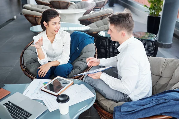 Junge Geschäftsleute Diskutieren Finanzdokumente Bei Besprechungen Und Planungsarbeiten — Stockfoto