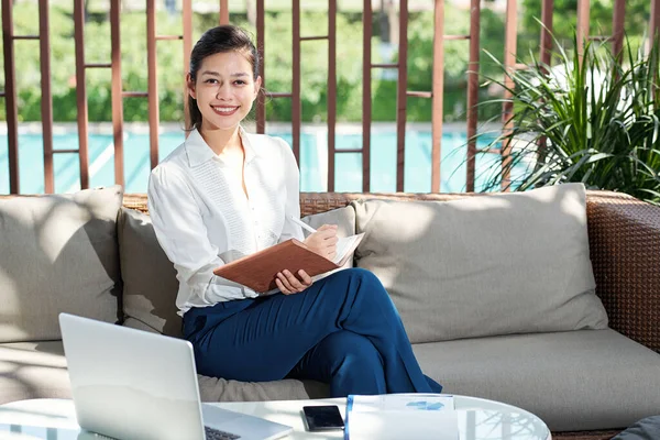 Retrato Feliz Joven Empresaria Asiática Llenando Planificador Mirando Cámara — Foto de Stock