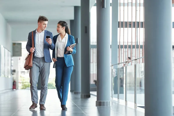 Giovani Imprenditori Positivi Che Camminano Lungo Corridoio Aeroportuale Discutono Lavoro — Foto Stock